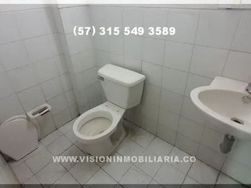 RENTO BODEGA DE 490 METROS2, 4 parqueaderos, estrato 4, Energía Trifásica, acceso para camiones, acceso para tractomulas, acceso pavimentado.