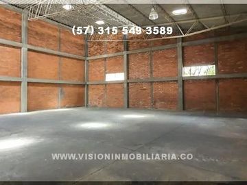 RENTO BODEGA DE 490 METROS2, 4 parqueaderos, estrato 4, Energía Trifásica, acceso para camiones, acceso para tractomulas, acceso pavimentado.