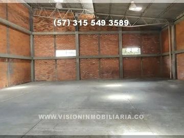 RENTO BODEGA DE 490 METROS2, 4 parqueaderos, estrato 4, Energía Trifásica, acceso para camiones, acceso para tractomulas, acceso pavimentado.