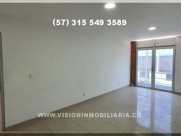 RENTO BODEGA DE 490 METROS2, 4 parqueaderos, estrato 4, Energía Trifásica, acceso para camiones, acceso para tractomulas, acceso pavimentado.
