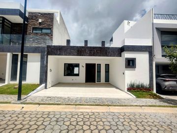 casa Nueva en Venta lomas de angelopolis, puebla - Un piso, dos recamaras y jardin ¡gran oportunidad!