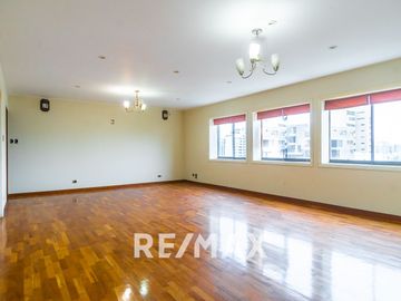 Departamento Flat En Venta En San Isidro. Vista Externa 167M2