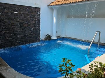Casa remodelada con recamara en planta baja, terraza, alberca, cochera, Fracc. Moderno Veracruz