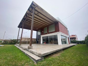 Exclusiva  Casa de Playa en Club Residencial Solimar