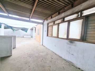 VENDO AMPLIA CASA DE TRES PISOS PARA TALLER/VIVIENDA/ ALMACEN EN COMAS.