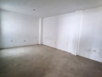 VENDO AMPLIA CASA DE TRES PISOS PARA TALLER/VIVIENDA/ ALMACEN EN COMAS.