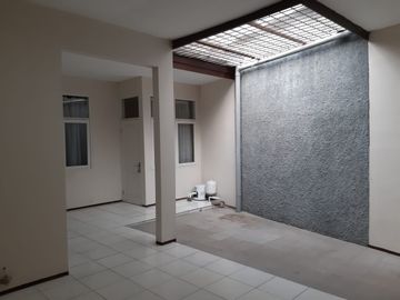 Rumah dijual di Kesehatan Bintaro Jakarta Selatan dekat Tol Jorr
