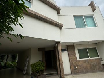 Amplia casa en venta en Hacienda Los Naranjos