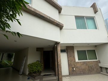 Amplia casa en venta en Hacienda Los Naranjos