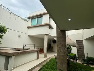 Amplia casa en venta en Hacienda Los Naranjos