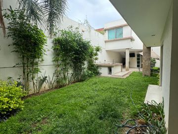 Amplia casa en venta en Hacienda Los Naranjos