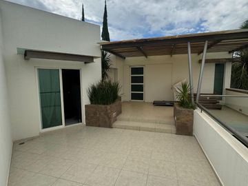 Amplia casa en venta en Hacienda Los Naranjos