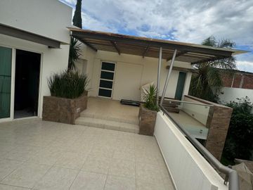 Amplia casa en venta en Hacienda Los Naranjos