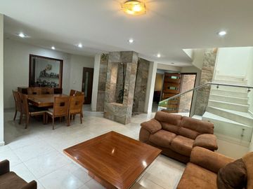 Amplia casa en venta en Hacienda Los Naranjos