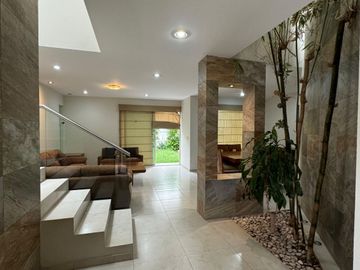 Amplia casa en venta en Hacienda Los Naranjos