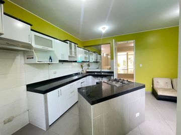 Se Vende Casa Super Amplia Y Moderna En La Molina