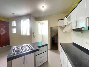 Se Vende Casa Super Amplia Y Moderna En La Molina