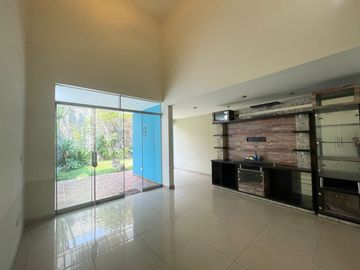 Se Vende Casa Super Amplia Y Moderna En La Molina