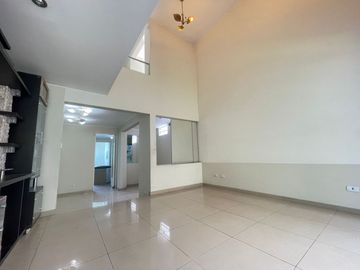 Se Vende Casa Super Amplia Y Moderna En La Molina