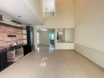 Se Vende Casa Super Amplia Y Moderna En La Molina