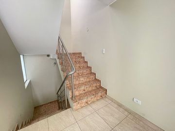 Se Vende Casa Super Amplia Y Moderna En La Molina