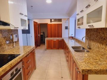 En venta  hermoso departamento  en 1er piso frente a Parque en Urb. Valle Hermoso - Surco