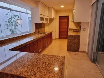 En venta  hermoso departamento  en 1er piso frente a Parque en Urb. Valle Hermoso - Surco