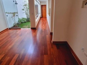 En venta  hermoso departamento  en 1er piso frente a Parque en Urb. Valle Hermoso - Surco