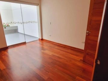 En venta  hermoso departamento  en 1er piso frente a Parque en Urb. Valle Hermoso - Surco