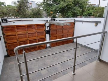En venta  hermoso departamento  en 1er piso frente a Parque en Urb. Valle Hermoso - Surco