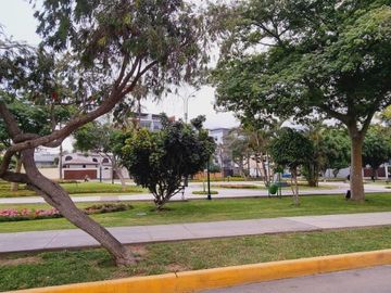 En venta  hermoso departamento  en 1er piso frente a Parque en Urb. Valle Hermoso - Surco
