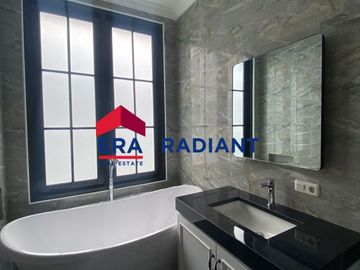 Rumah Hoek Baru Modern Classic di Kebayoran View, Akses Mudah ke Segala Fasilitas Bintaro Jaya