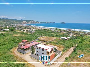 Venta: Casa de 3 pisos en Puerto Cayo, Ecuador.