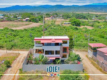 Venta: Casa de 3 pisos en Puerto Cayo, Ecuador.