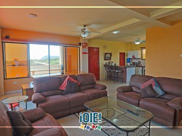 Venta: Casa de 3 pisos en Puerto Cayo, Ecuador.