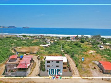 Venta: Casa de 3 pisos en Puerto Cayo, Ecuador.