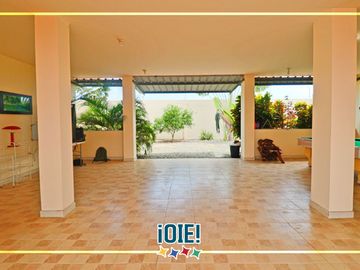 Venta: Casa de 3 pisos en Puerto Cayo, Ecuador.