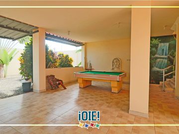 Venta: Casa de 3 pisos en Puerto Cayo, Ecuador.