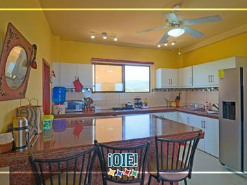 Venta: Casa de 3 pisos en Puerto Cayo, Ecuador.