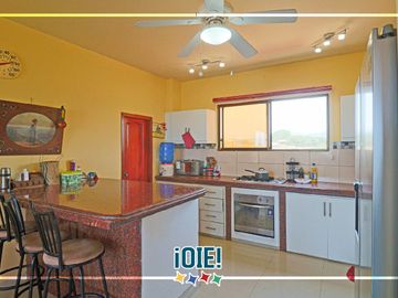 Venta: Casa de 3 pisos en Puerto Cayo, Ecuador.