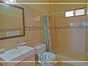 Venta: Casa de 3 pisos en Puerto Cayo, Ecuador.