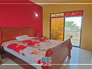 Venta: Casa de 3 pisos en Puerto Cayo, Ecuador.