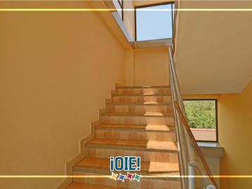 Venta: Casa de 3 pisos en Puerto Cayo, Ecuador.