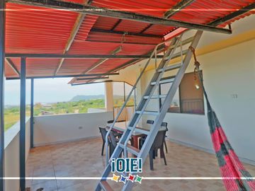 Venta: Casa de 3 pisos en Puerto Cayo, Ecuador.