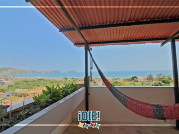 Venta: Casa de 3 pisos en Puerto Cayo, Ecuador.