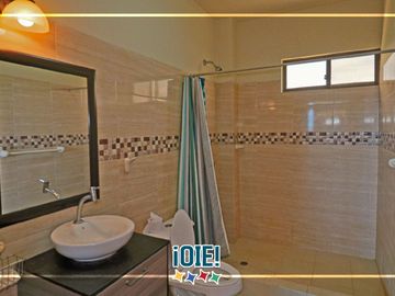Venta: Casa de 3 pisos en Puerto Cayo, Ecuador.