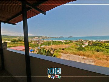 Venta: Casa de 3 pisos en Puerto Cayo, Ecuador.