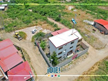 Venta: Casa de 3 pisos en Puerto Cayo, Ecuador.