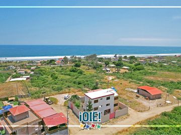 Venta: Casa de 3 pisos en Puerto Cayo, Ecuador.