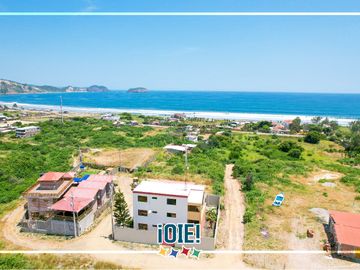 Venta: Casa de 3 pisos en Puerto Cayo, Ecuador.